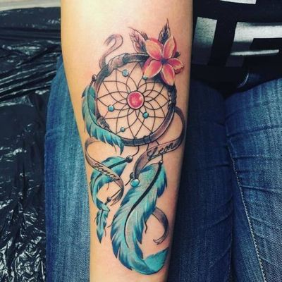  Tatouage attrape rêve avec une fleur rose et des plumes bleues